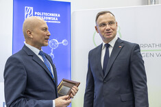 Od lewej: prof. j. Sęp i prezydent A. Duda, 