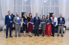 Prof. G. Ostasz (pośrodku) wraz z zasłużonymi tancerzami,